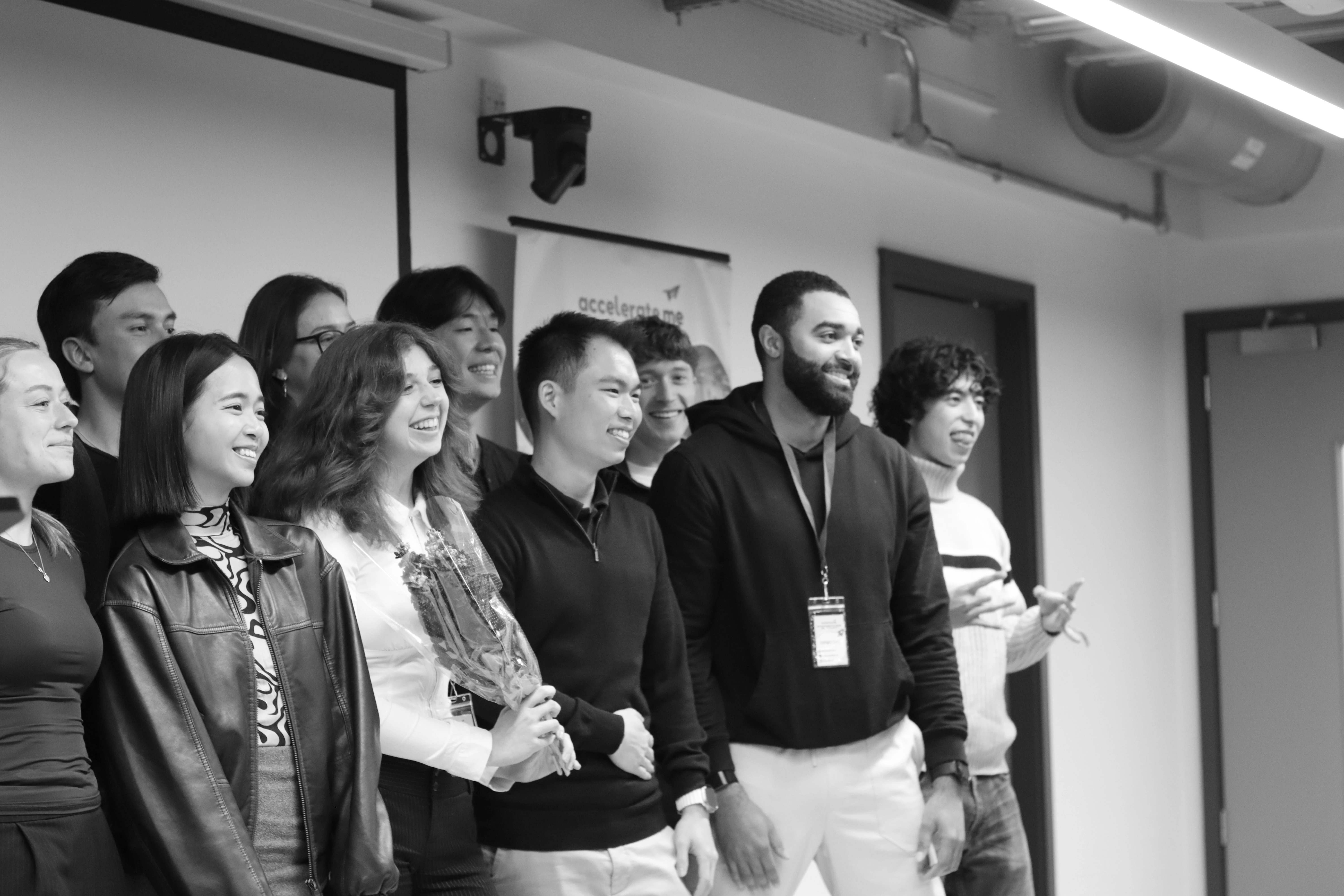 Micro startup ekosistemində innovativ komanda işini göstərən iş mühiti görüntüsü